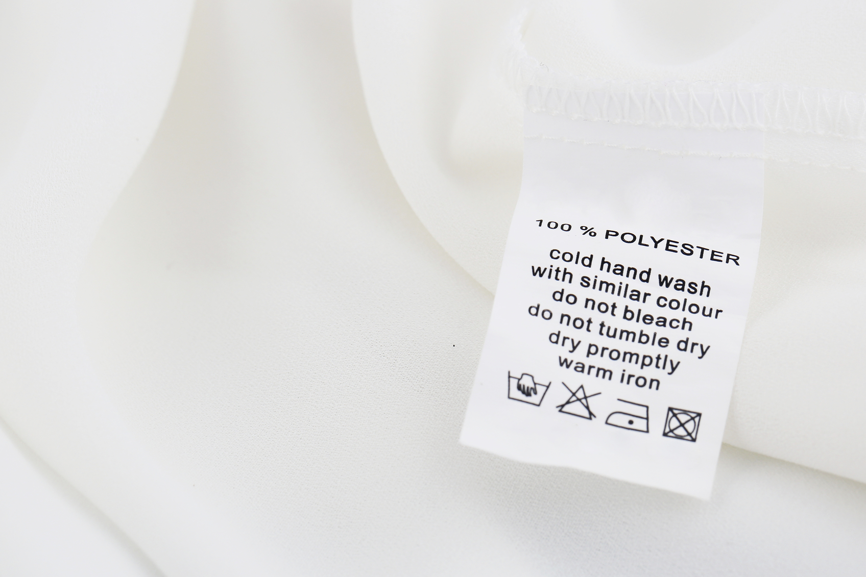 https://www.lifeopedia.com/wp-content/uploads/2016/07/Fabric-composition-and-washing-instructions-label-on-white-shirt.jpg